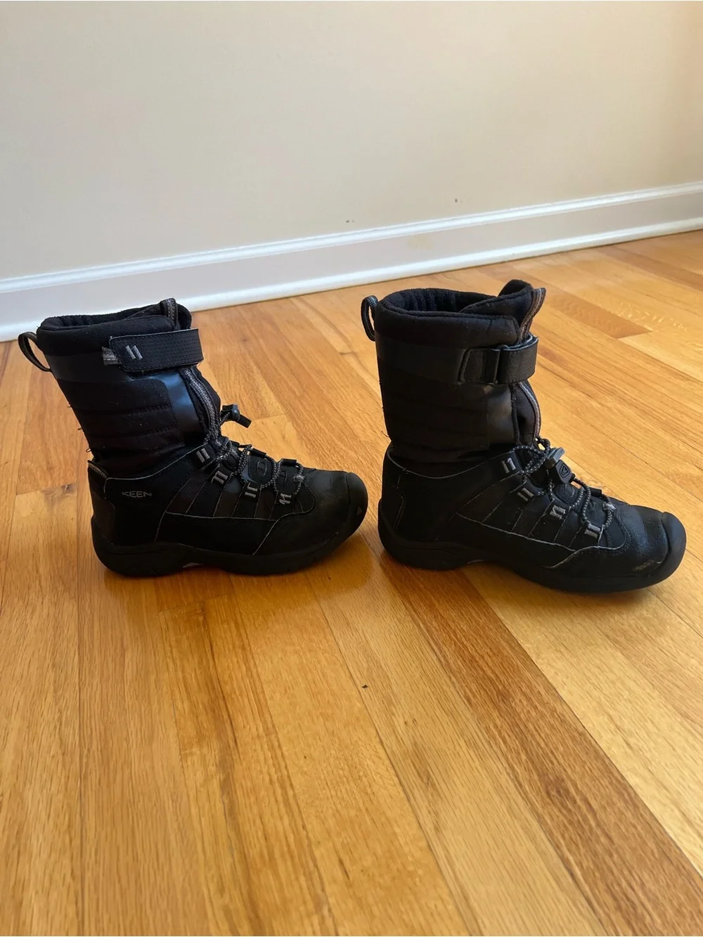 KEEN Kids Black Winter Boots size 1 - Waterproof Boots, Non-Marking Sole